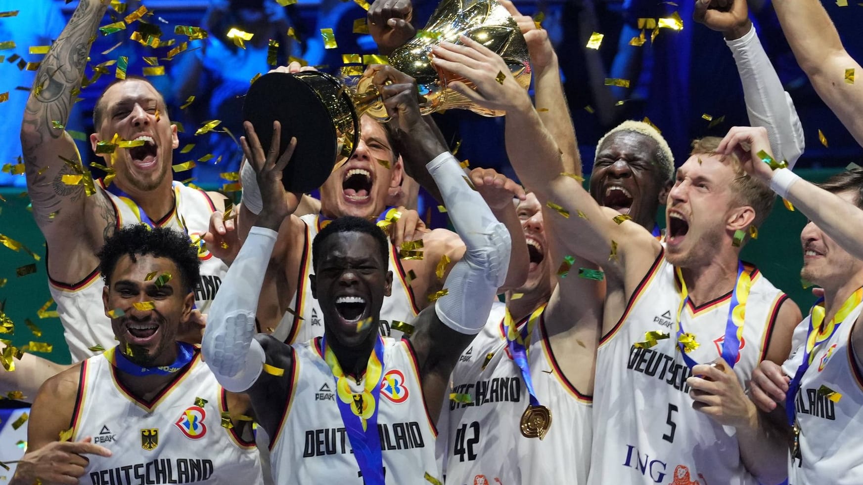 Dennis Schröder mit dem Pokal: Deutschland ist Weltmeister.