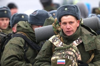 Rekruten werden im russischen Kasan verabschiedet (Archivbild). Nach einem Bericht sterben viele schon nach wenigen Monaten im Krieg gegen die Ukraine.