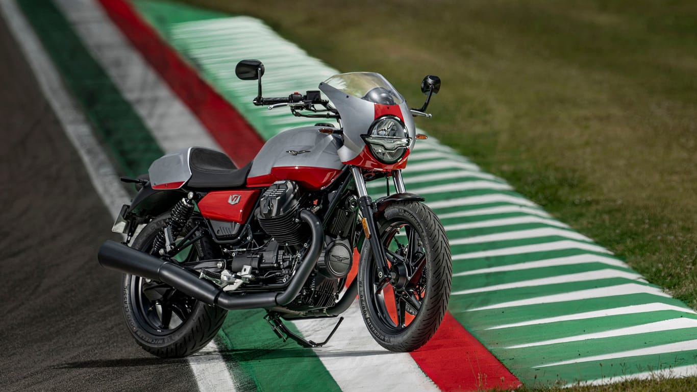 Leicht bekleidet: Moto Guzzi hat die neuen V7-Variante Stone Corsa vorgestellt. Scheinwerfermaske und eine Sitzbank im Monoposto-Stil verleihen ihr ein sportliches Aussehen.