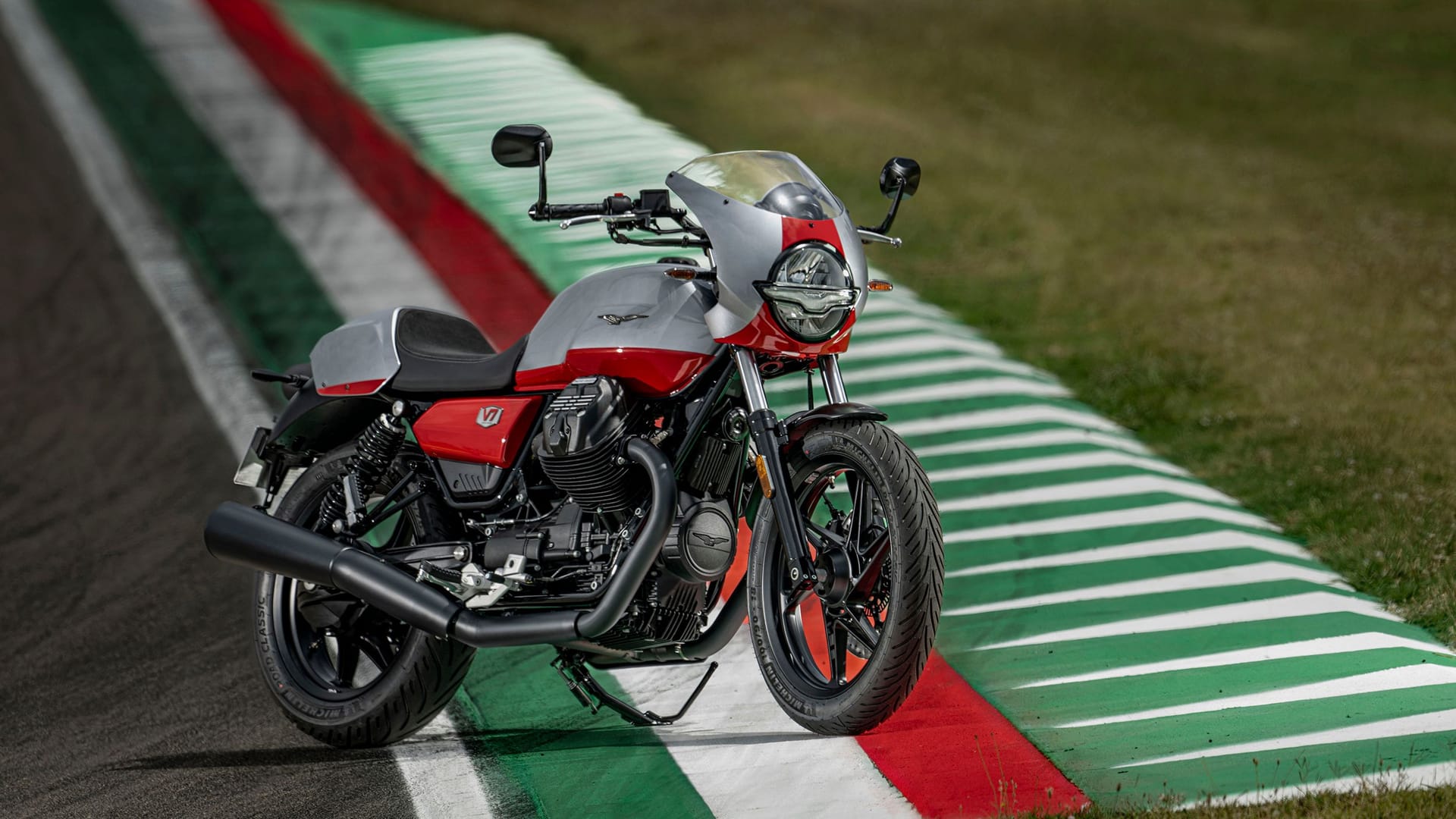 Leicht bekleidet: Moto Guzzi hat die neuen V7-Variante Stone Corsa vorgestellt. Scheinwerfermaske und eine Sitzbank im Monoposto-Stil verleihen ihr ein sportliches Aussehen.