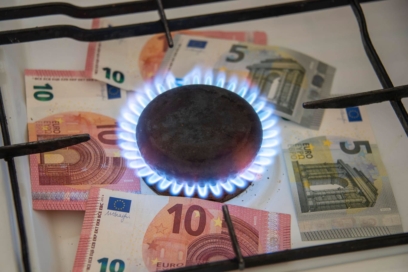Symbolbild: Gasflamme, Gasherd, Geldscheine