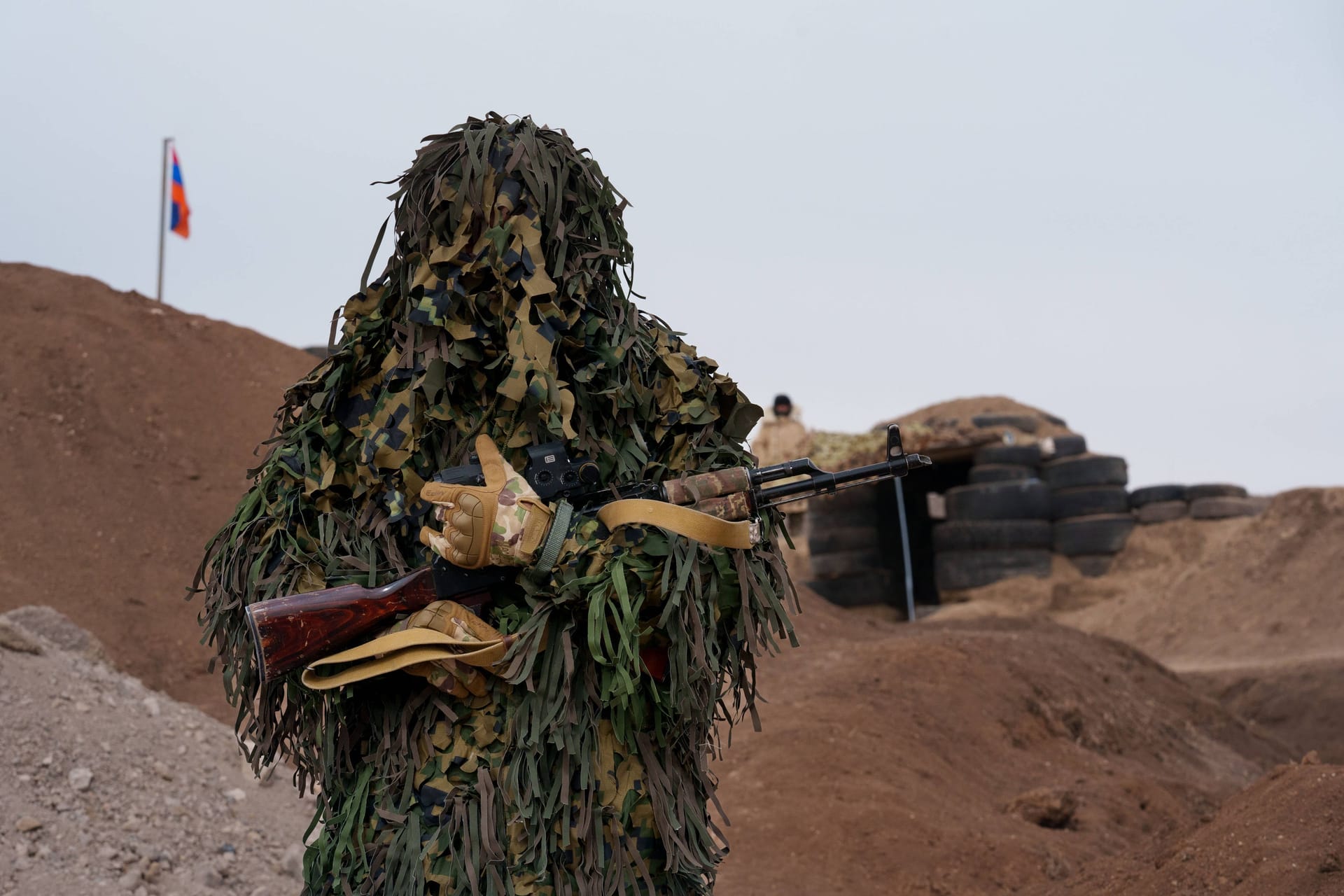 Ein armenischer Soldat an einem Militärstützpunkt des Landes in der Nähe des blockierten Latschin-Korridors: Der Konflikt um Bergkarabach spitzt sich ebenso zu wie die Not der betroffenen Menschen.