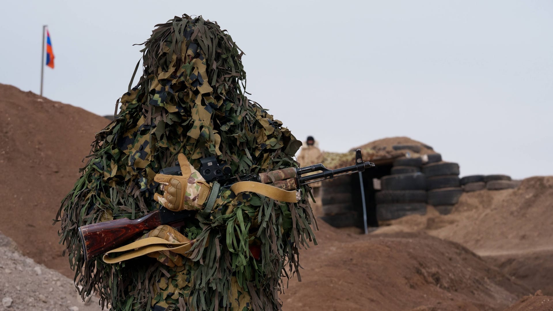 Ein armenischer Soldat an einem Militärstützpunkt des Landes in der Nähe des blockierten Latschin-Korridors: Der Konflikt um Bergkarabach spitzt sich ebenso zu wie die Not der betroffenen Menschen.