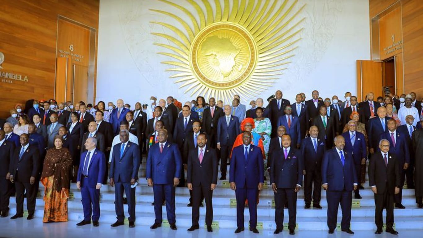 Afrikanische Staatschefs versammeln sich im Jahr 2022 für ein Gruppenfoto auf der 35. ordentlichen Tagung der Versammlung der Afrikanischen Union (AU) in Addis Abeba: Die Au wird permanentes Mitglied der G20.