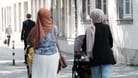 Zwei Frauen tragen ein Kopftuch: Ein Drittel der Migranten in NRW spricht zu Hause nur Deutsch.