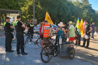 Stephansplatz in Hamburg: Die Polizei verhindert einen Aufmarsch der letzten Generation.