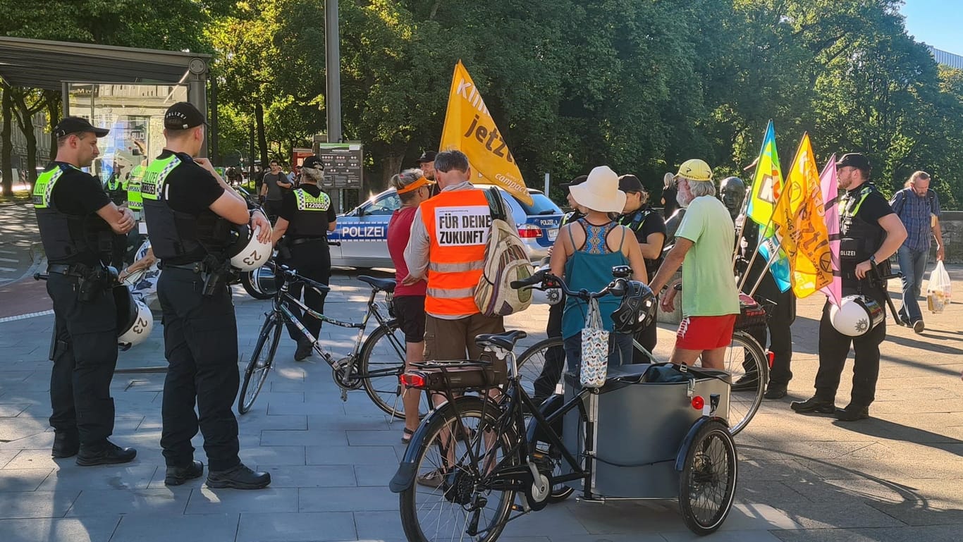 Stephansplatz in Hamburg: Die Polizei verhindert einen Aufmarsch der letzten Generation.