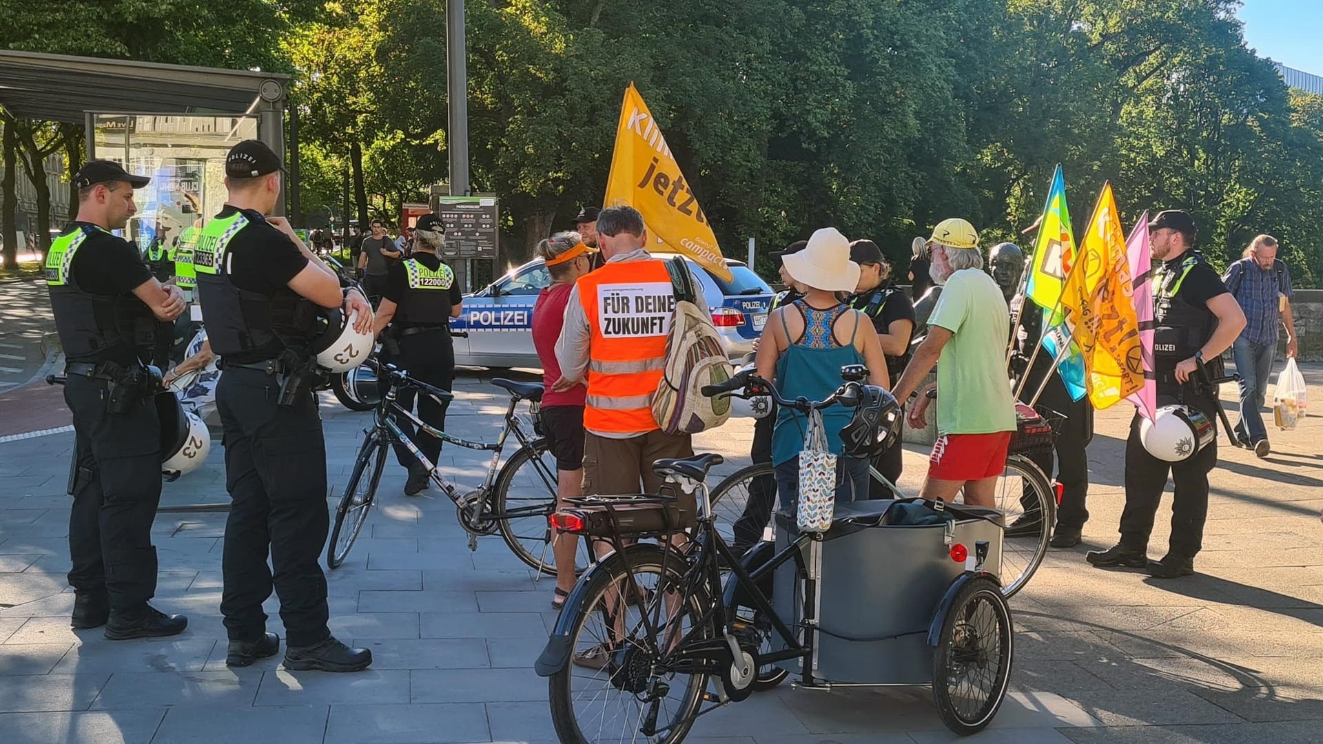 Stephansplatz in Hamburg: Die Polizei verhindert einen Aufmarsch der letzten Generation.