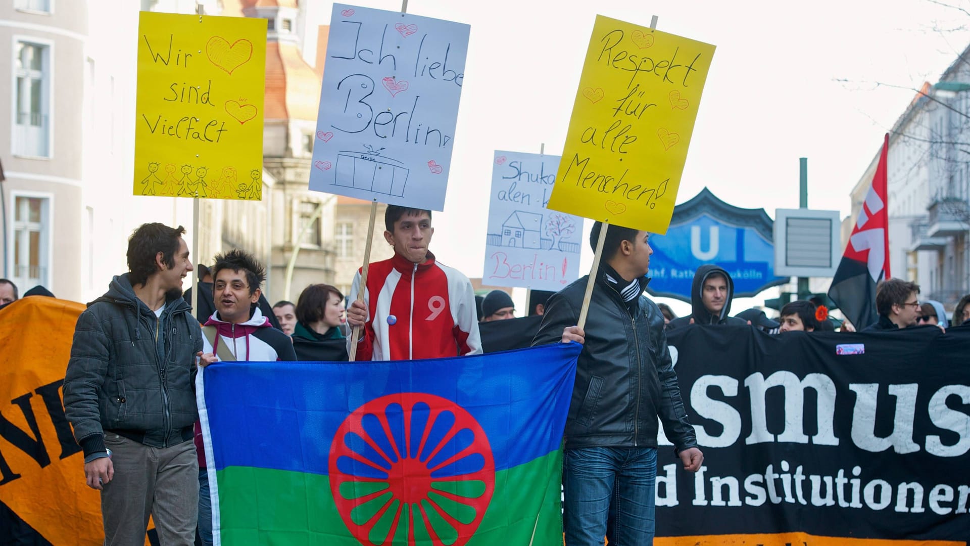 Demonstranten bei einer Demo gegen Antiziganismus (Symbolbild): Immer noch erfahren Roma und Sinti immer wieder Anfeindungen. Demonstranten bei einer Demo gegen Antiziganismus (Symbolbild): Immer noch erfahren Roma und Sinti immer wieder Anfeindungen.