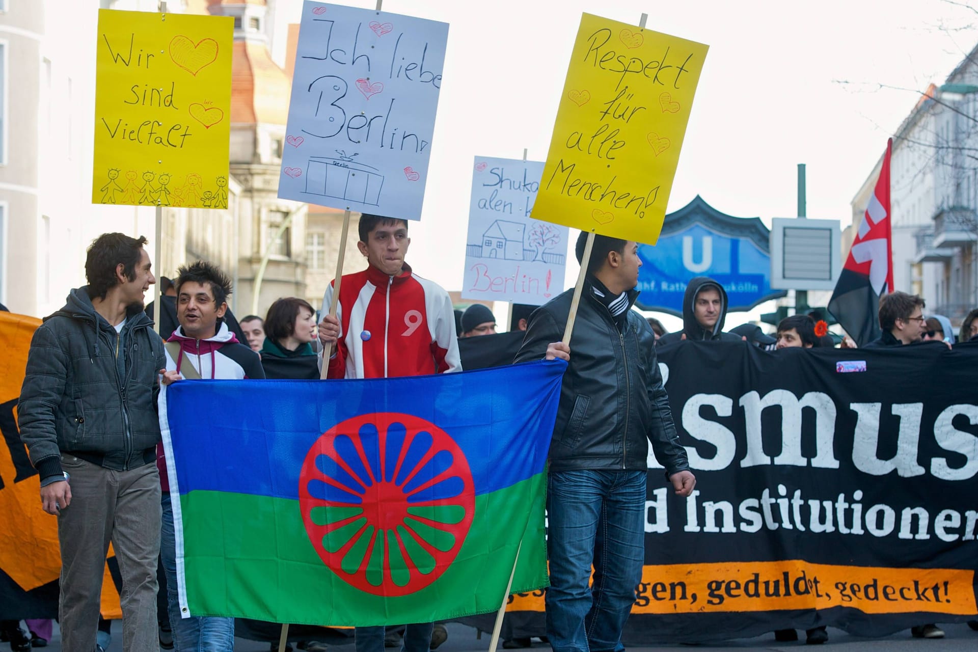 Demonstranten bei einer Demo gegen Antiziganismus (Symbolbild): Immer noch erfahren Roma und Sinti immer wieder Anfeindungen.