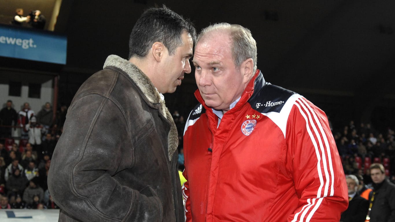 Bayern-Boss Uli Hoeneß (re.) und Andreas Rettig, damals Manager des FC Augsburg, bei einem Freundschaftsspiel in der Saison 2007/08.