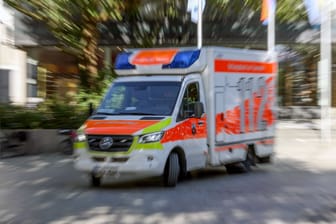 Rettungswagen in NRW (Archivfoto): Eine Frau ist im Oberbergischen Kreis nach einem Unfall verstorben.