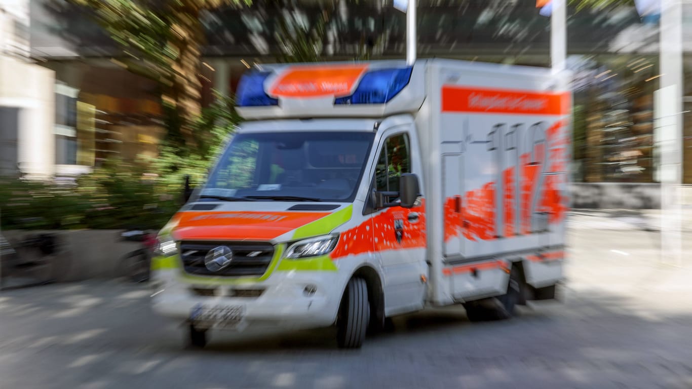 Rettungswagen in NRW (Archivfoto): Eine Frau ist im Oberbergischen Kreis nach einem Unfall verstorben.