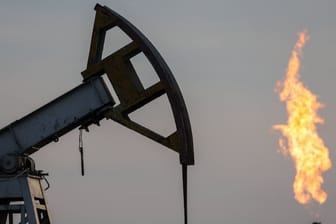 Ölförderungsanlage in Russland (Symbolbild): Russland und Saudi-Arabien verknappen ihre Ölfördermenge.
