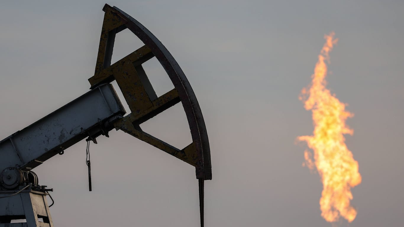 Ölförderungsanlage in Russland (Symbolbild): Russland und Saudi-Arabien verknappen ihre Ölfördermenge.