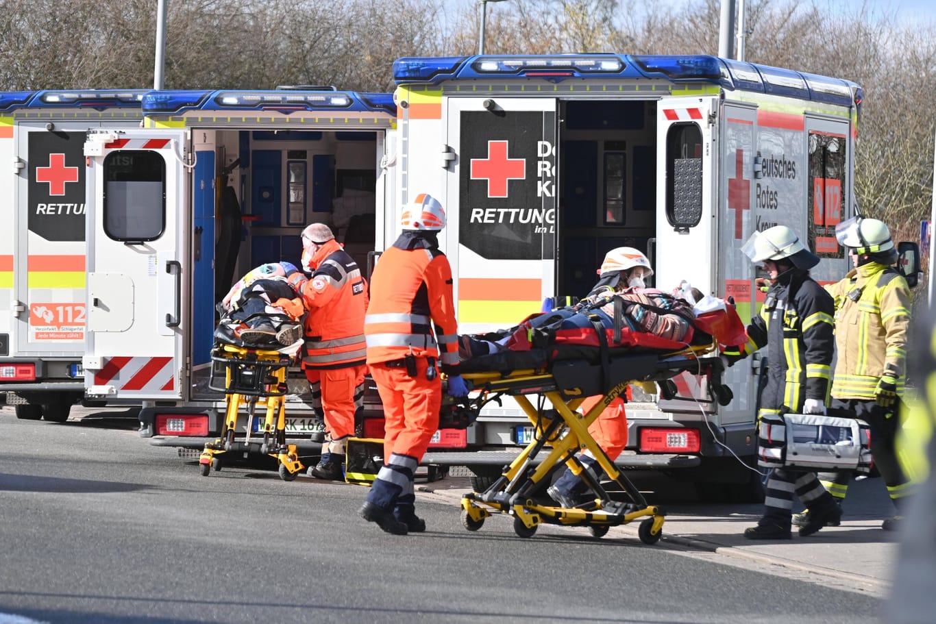 Einsatzkräfte vor einer Schule (Symbolbild): In Gehrden bei Hannover musste die Feuerwehr zu einem Einsatz am Matthias-Claudius-Gymnasium ausrücken.