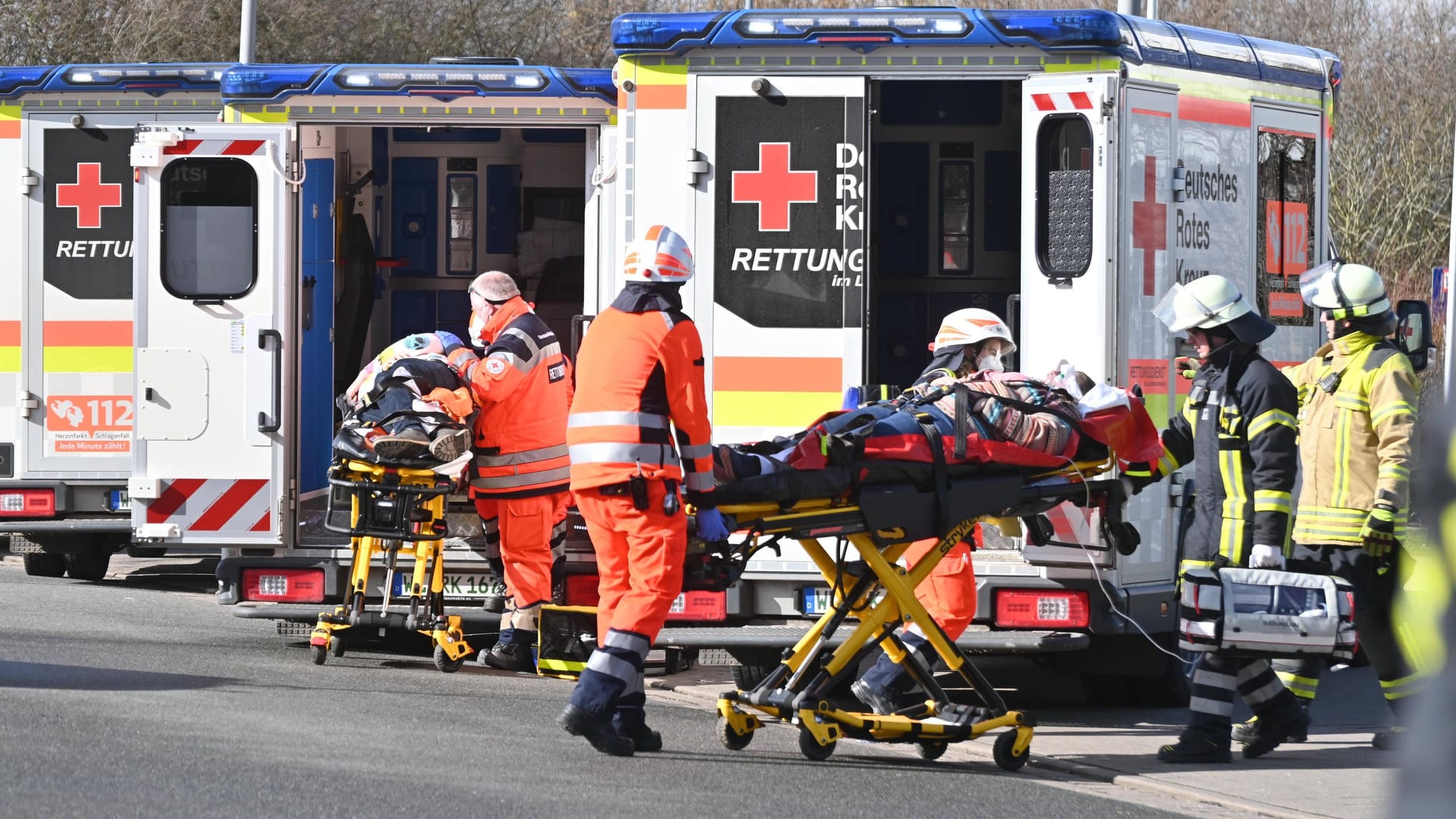 Einsatzkräfte vor einer Schule (Symbolbild): In Gehrden bei Hannover musste die Feuerwehr zu einem Einsatz am Matthias-Claudius-Gymnasium ausrücken.