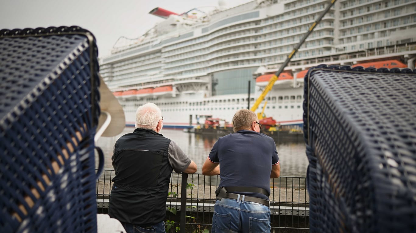 Mit Blick auf die "Carnival Jubilee": Bei Touristen ist die Werft beliebt.