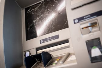 Ein gesprengter Geldautomat (Symbolbild): In Erftstadt-Lechenich haben Unbekannte einen Geldautomaten gesprengt.