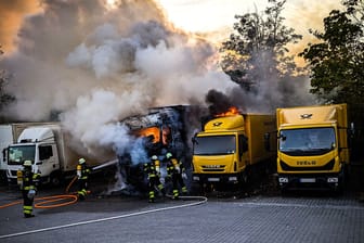 Einsatzfoto Berufsfeuerwehr München: Ein Lastwagen steht komplett in Flammen.