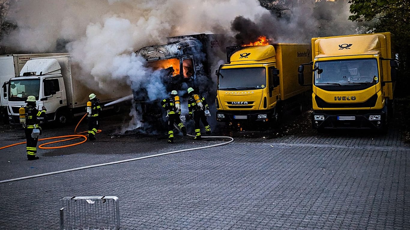 Einsatzfoto Berufsfeuerwehr München: Ein Lastwagen steht komplett in Flammen.