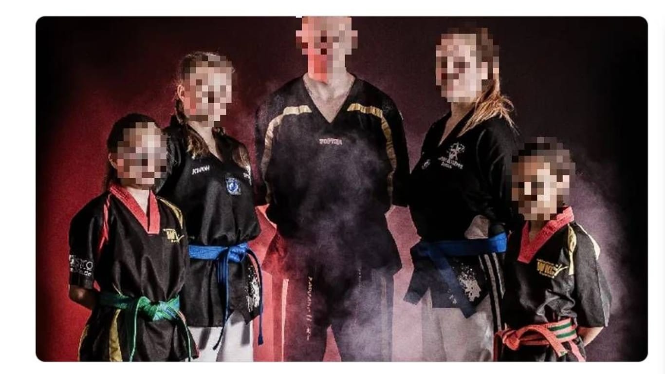 Der beschuldigte Karate-Lehrer (Mitte) auf einem Foto, mit dem für eine Spendenaktion geworben wurde.