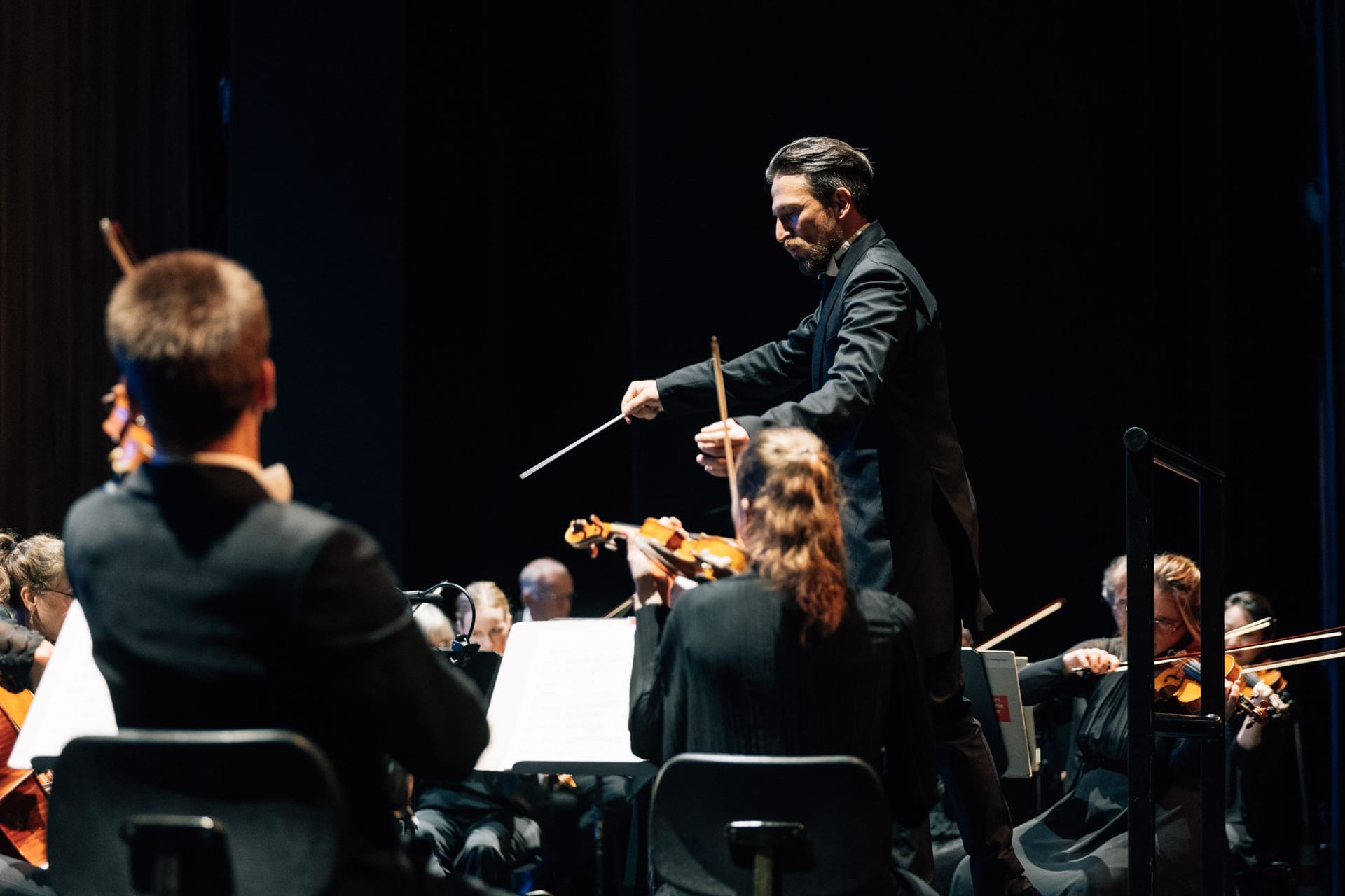 Dirigent Cornelius Meister und Violinist Nikita Borisoglebski: Bei diesem Konzert zeigte auch das Baby sein Können.