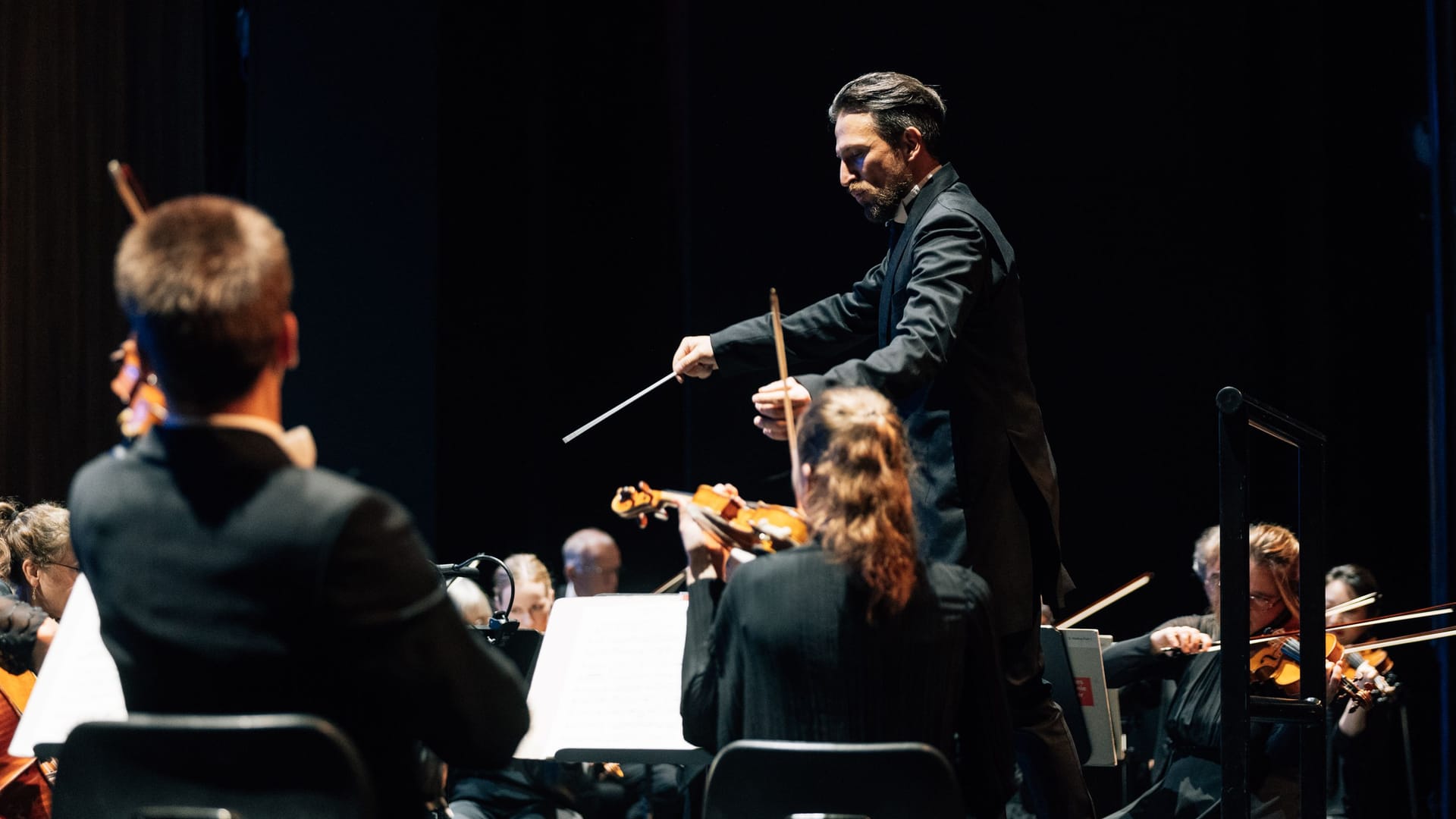 Dirigent Cornelius Meister und Violinist Nikita Borisoglebski: Bei diesem Konzert zeigte auch das Baby sein Können.