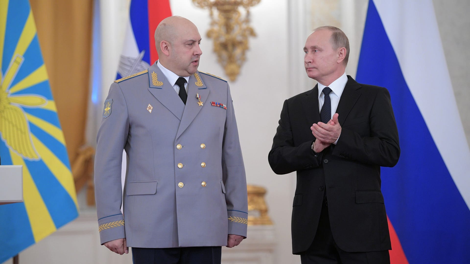 Einst gefeiert, jetzt gefeuert. General Surowikin (l.) galt mal als einer von Putins wichtigsten Militärs (Archivbild).