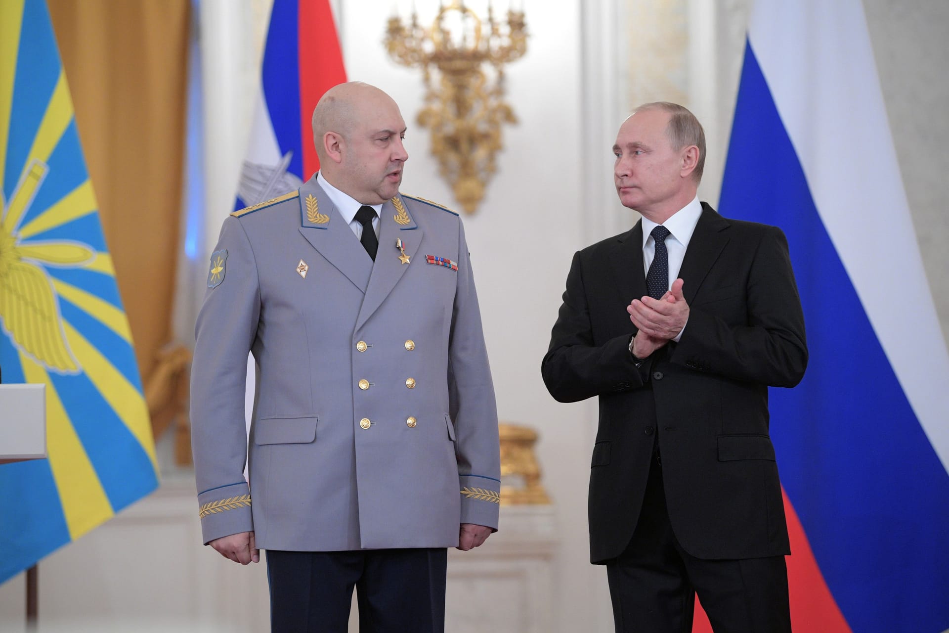 Einst gefeiert, jetzt gefeuert. General Surowikin (l.) galt mal als einer von Putins wichtigsten Militärs (Archivbild).
