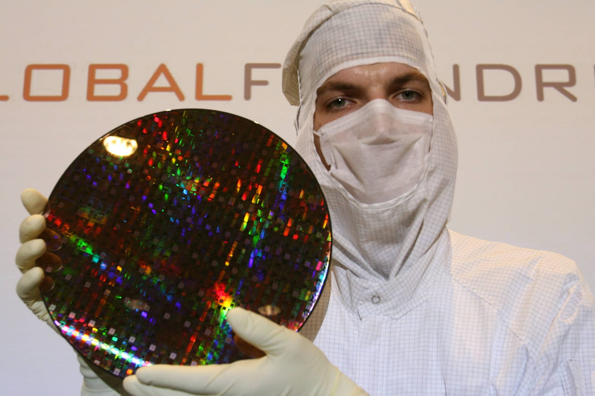 Ein Mitarbeiter des Chip-Herstellers Globalfoundries hält einen Wafer.