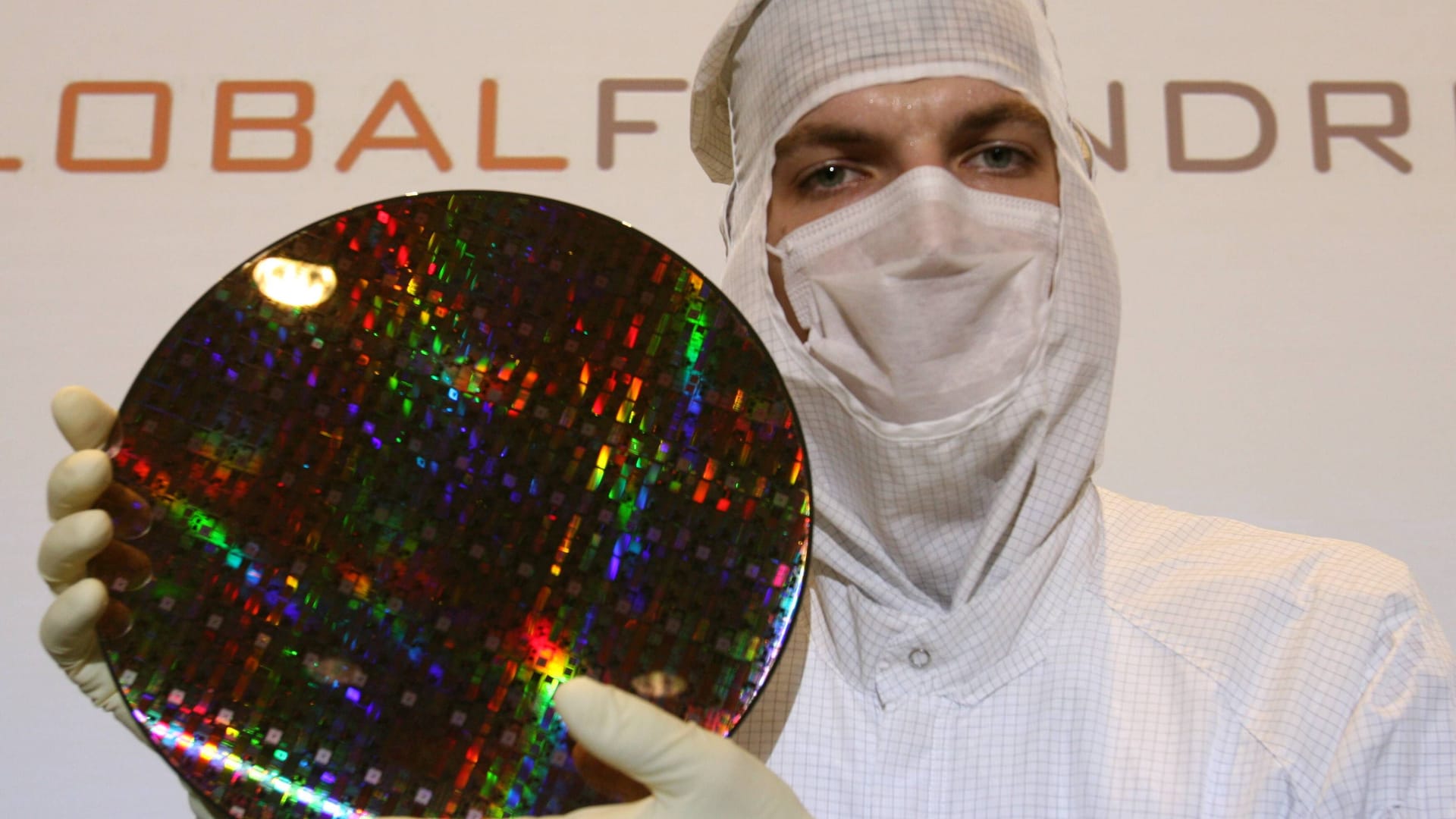 Ein Mitarbeiter des Chip-Herstellers Globalfoundries hält einen Wafer.