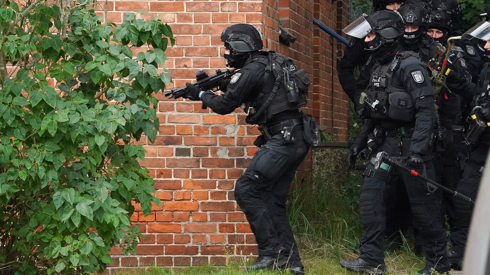 Schwer bewaffnet gingen die Polizisten auf die Suche nach dem mutmaßlichen Geiselnehmer.