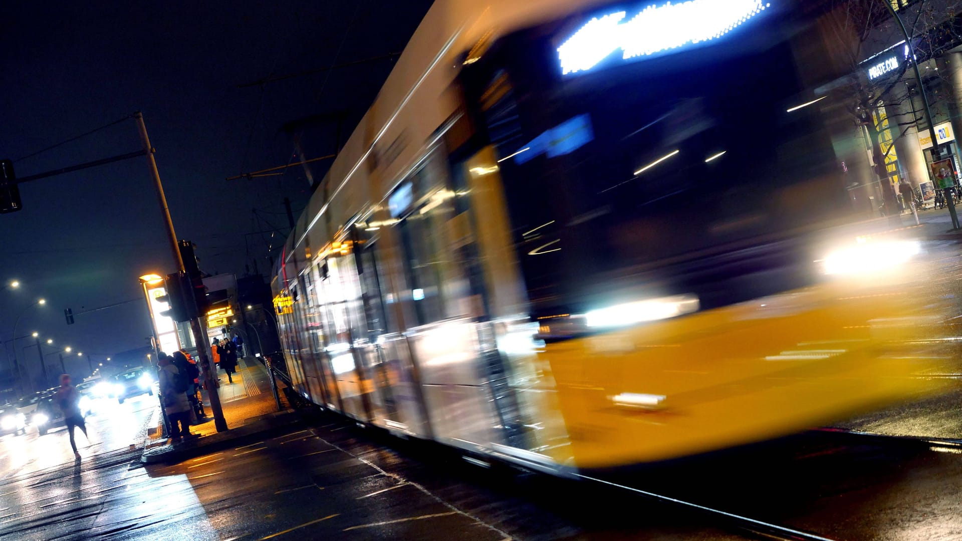 Eine Straßenbahn rauscht die Landsberger Allee entlang (Symbolbild): Am Freitag ereignete sich dort ein dramatischer Unfall.