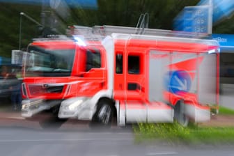 Ein Feuerwehrauto (Symbolbild): Obwohl die Retter schnell am Unfallort waren, konnten sie nur noch den Tod des Mannes feststellen.