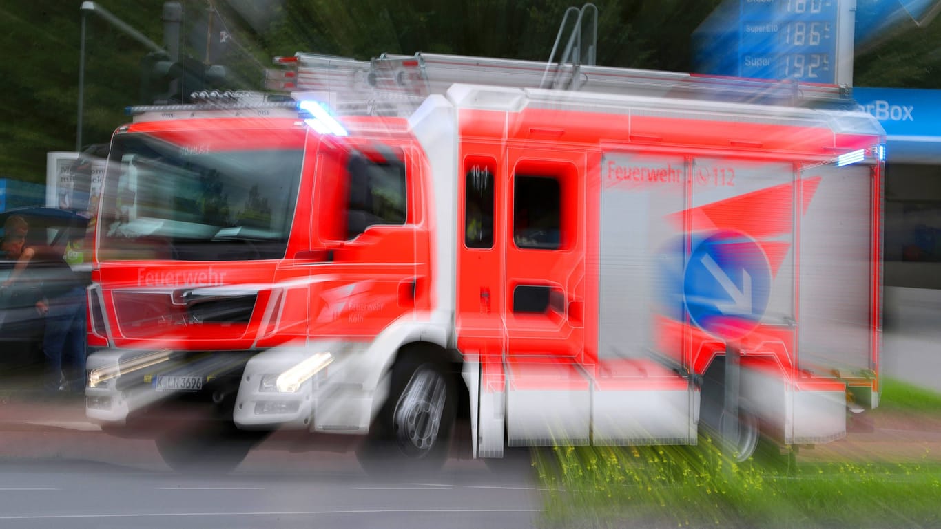 Ein Feuerwehrauto (Symbolbild): Obwohl die Retter schnell am Unfallort waren, konnten sie nur noch den Tod des Mannes feststellen.