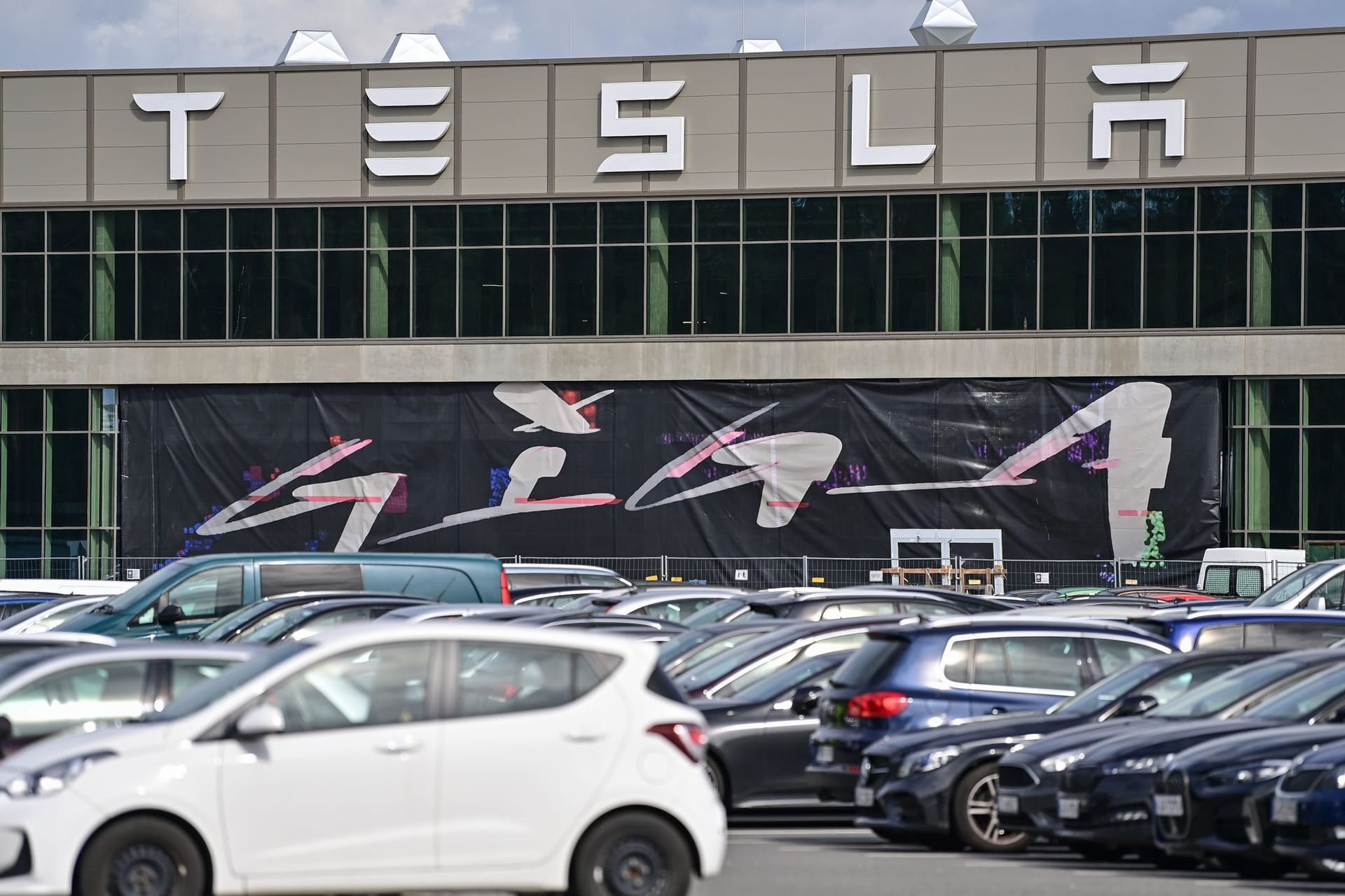 Der Haupteingang zur Fabrik der Tesla-Gigafactory