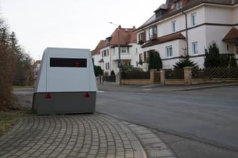 Ein Blitzeranhänger steht an einer Straße (Symbolbild): Die Männer verursachten einen Schaden in Höhe von einer Viertelmillion Euro.