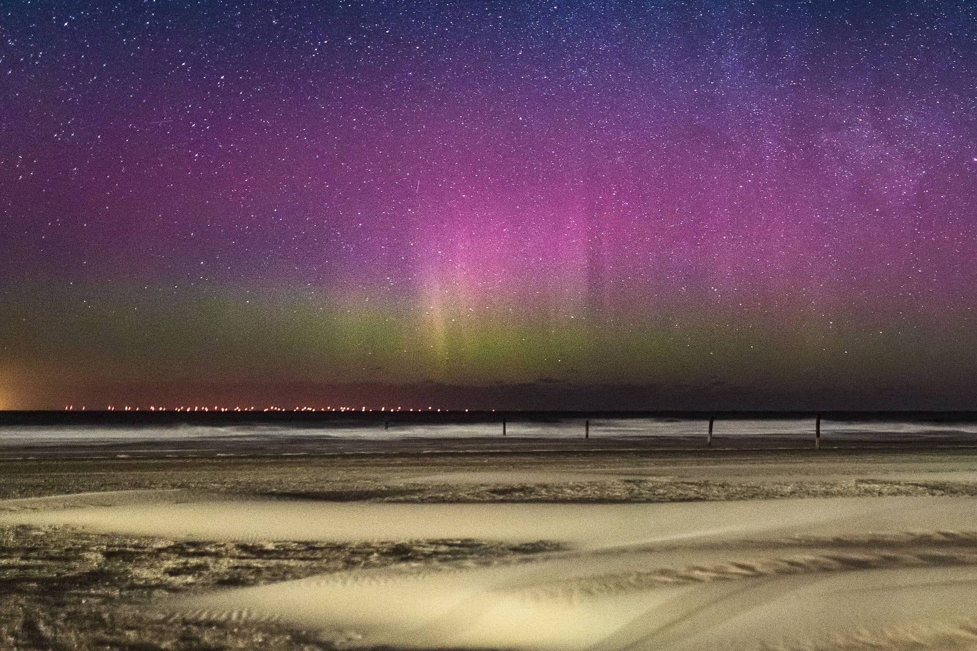 Polarlicht über dem Nordstrand von Norderney (Archivbild): Das Naturphänomen war in vielen Teilen Norddeutschlands zu sehen.