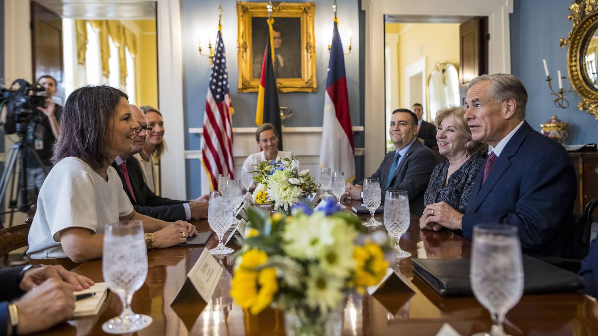 Eine erste Begegnung: Annalena Baerbock trifft Texas' Gouverneur, den Republikaner Greg Abbott.