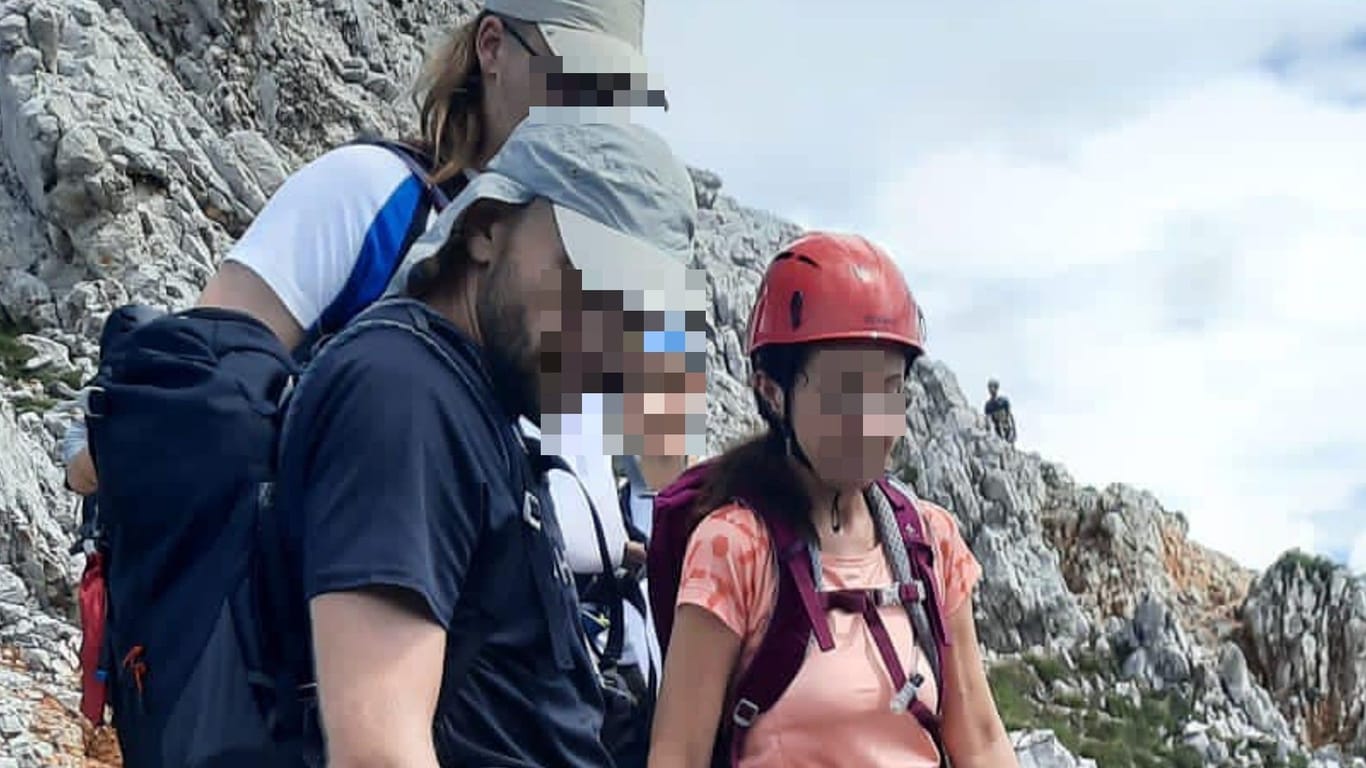 Dieses Foto veröffentlichte der Bergführer bei Facebook: Es soll den Schläger, seinen Begleiter sowie die Frau mit rotem Helm zeigen, die den Mann auf das spätere Opfer hetzte.