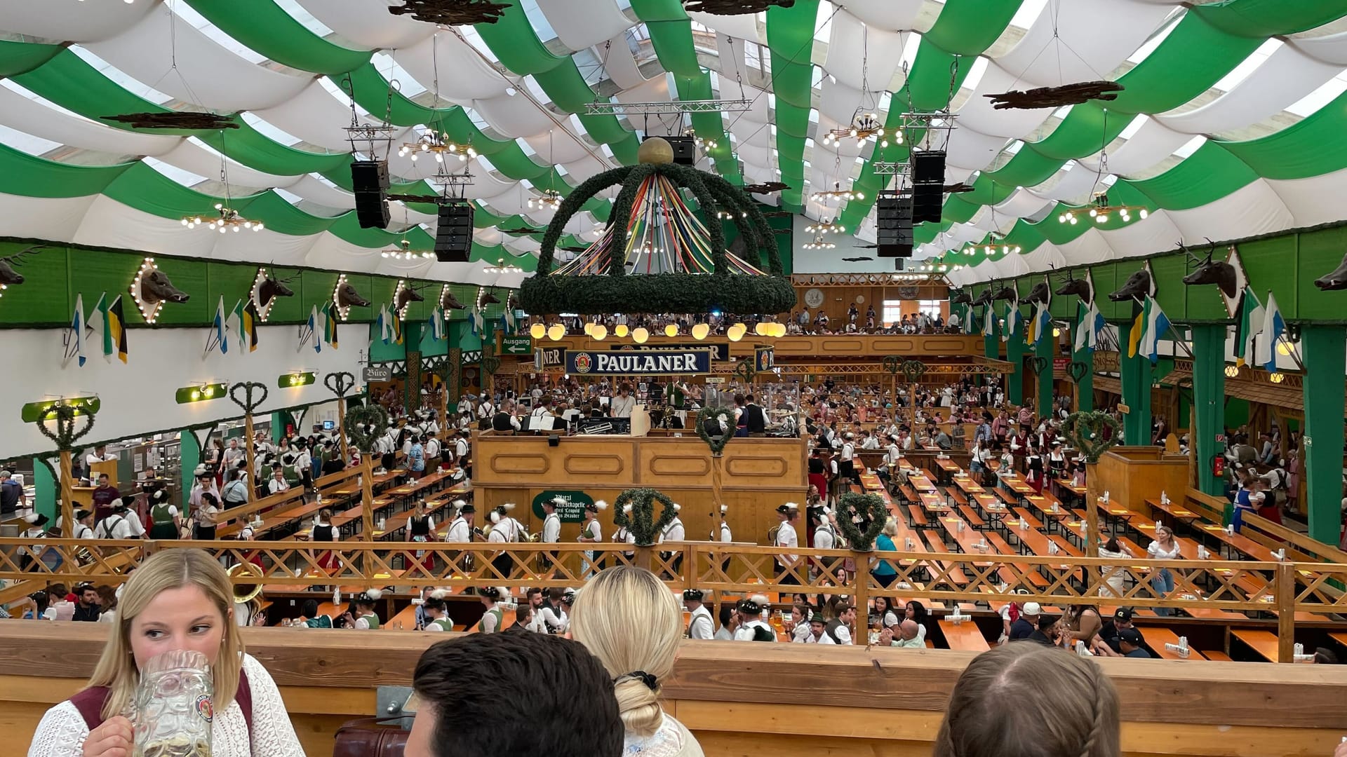 Ein Blick ins Armbrustschützenzelt: Noch finden Wiesn-Liebhaber dort freie Tische.