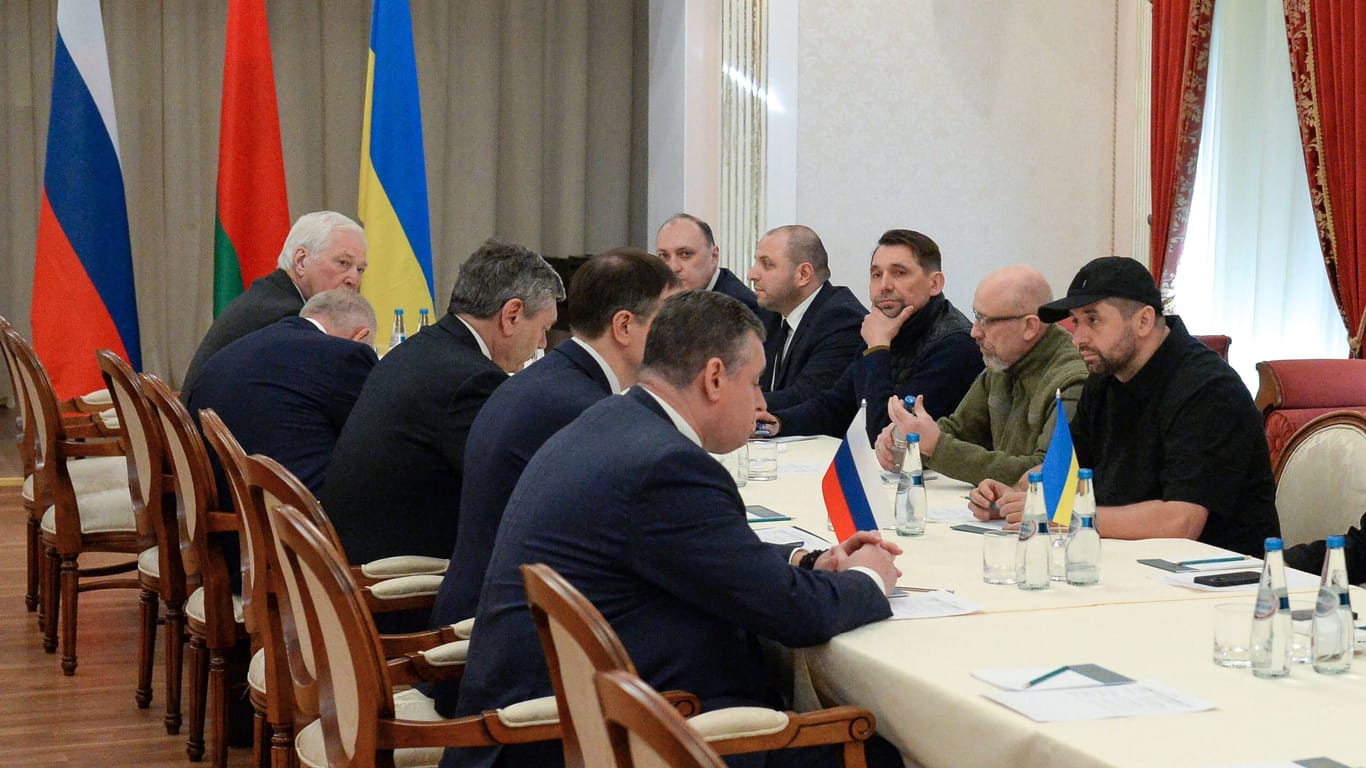Ein Treffen der russischen und ukrainischen Delegationen vier Tage nach Kriegsausbruch (Archivbild): Neben Umerow (hintere Reihe, z.v.l.) war auch Resnikow (z.v.r.) damals dabei.