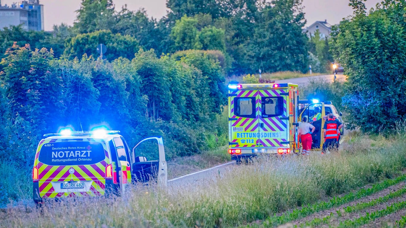 Rettungswagen in NRW (Symbolfoto): Am frühen Morgen ist die A1 nach einem tödlichen Unfall gesperrt.