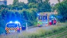 Rettungswagen in NRW (Symbolfoto): Am frühen Morgen ist die A1 nach einem tödlichen Unfall gesperrt.