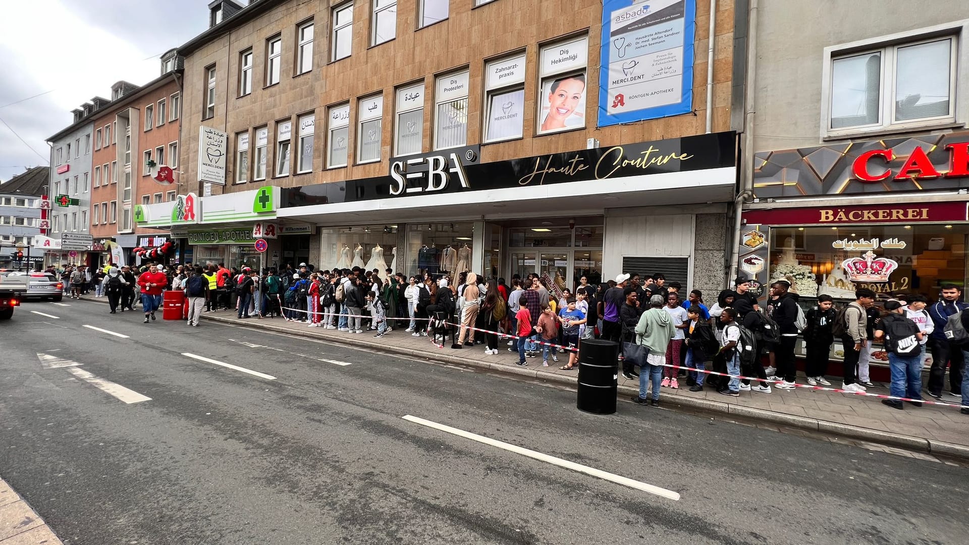 Essen-Altendorf: Hunderte Personen bei Neueröffnung „Haus des Döners“