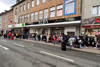 Essen-Altendorf: Hunderte Personen bei NeuerΓΆffnung βHaus des DΓΆnersβ Essen-Altendorf: Hunderte Personen bei NeuerΓΆffnung βHaus des DΓΆnersβ