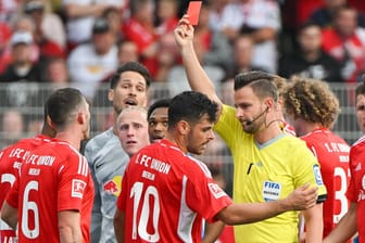 Spielentscheidende Szene: Unions Volland (M.) sieht die Rote Karte von Schiedsrichter Daniel Schlager.