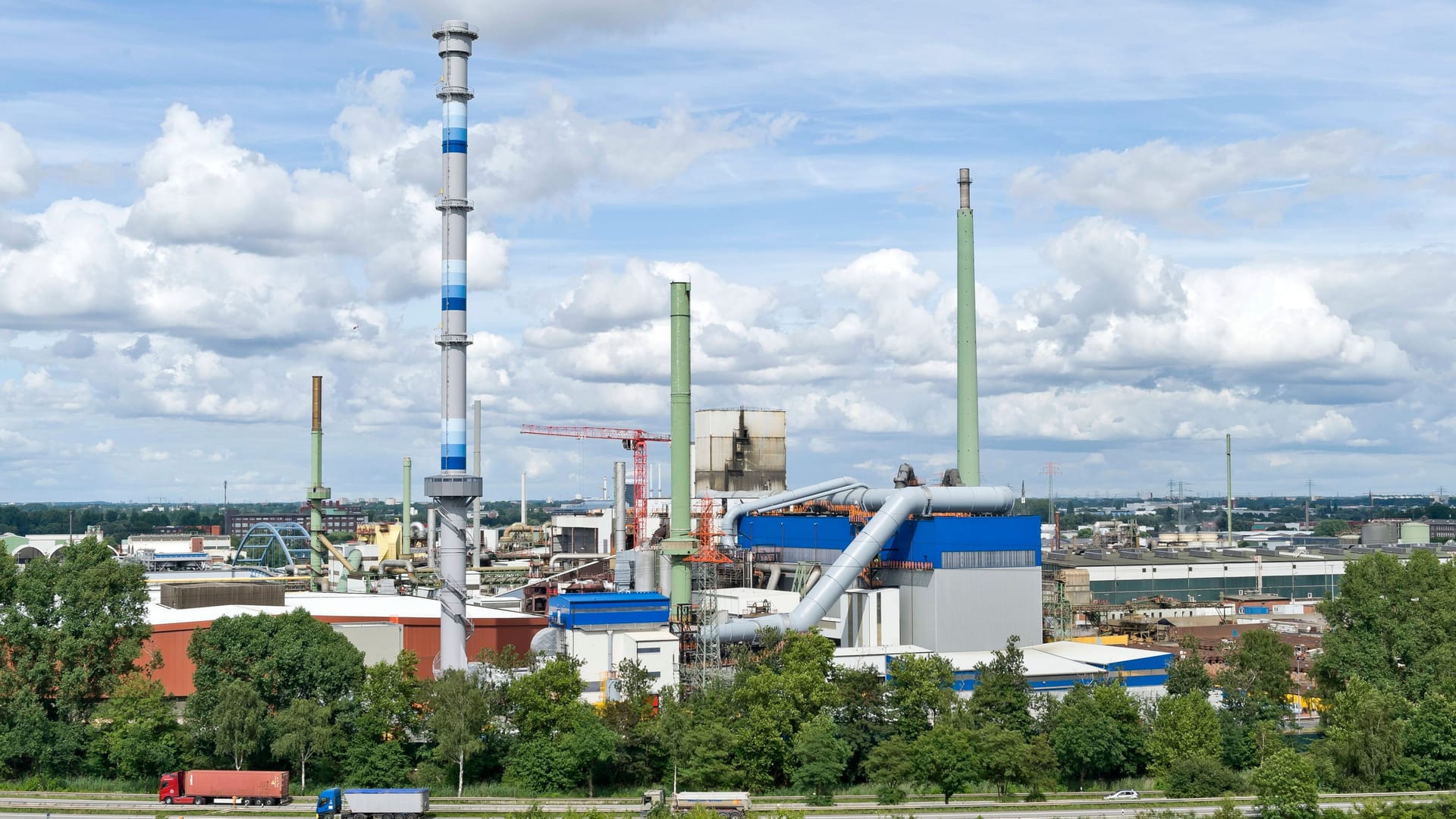 Aurubis-Kupferhütte in Hamburg: Das Unternehmen hat hier den größten Standort, betreibt aber unter anderem auch Werke in den USA, Bulgarien, Finnland und Italien.