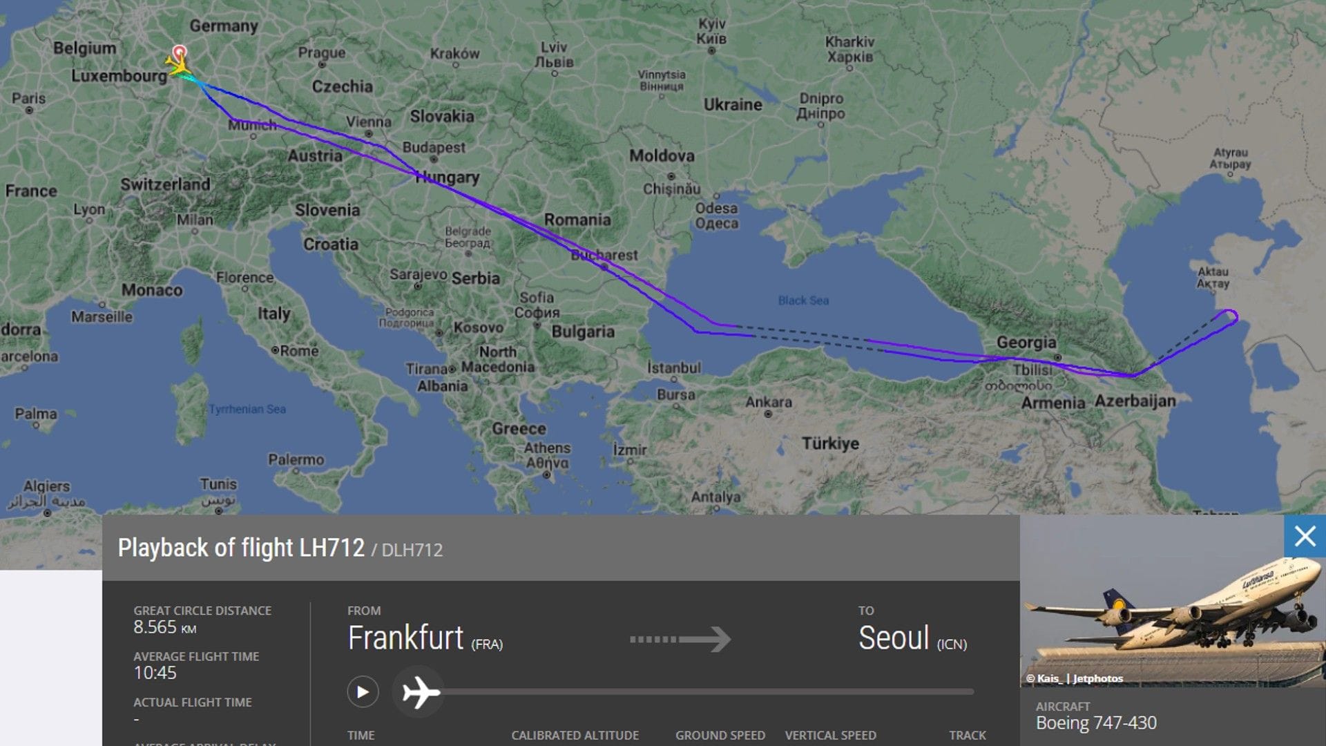 Die Flugroute bei "Flightradar24": Über dem Kaspischen Meer kam es zum Triebwerksproblem, die Maschine kehrte um und streifte dabei noch die Küste von Kasachstan.